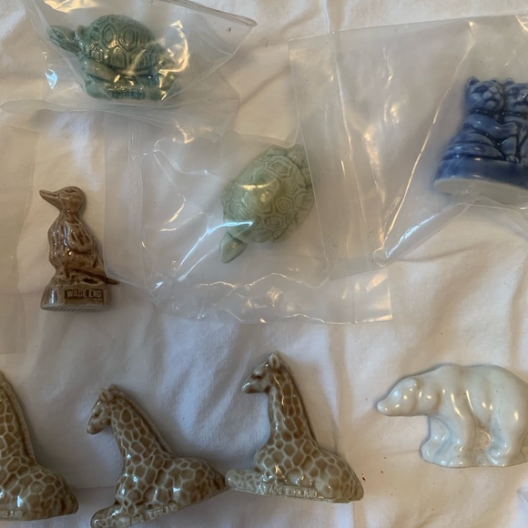 Red Rose Tea Mini Figurines - Picture 5 of 7